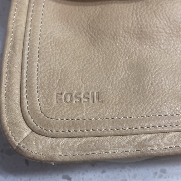 Fossil Crossbody Leather flap EUC light distressed leather Tan/Cream  7" SIze - Picture 2 of 9